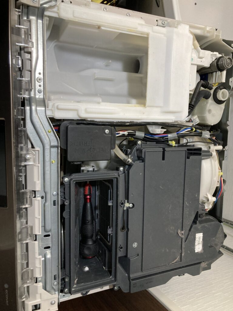 NA-VX9900Lの背面パネルを外して送風ファンを交換する作業