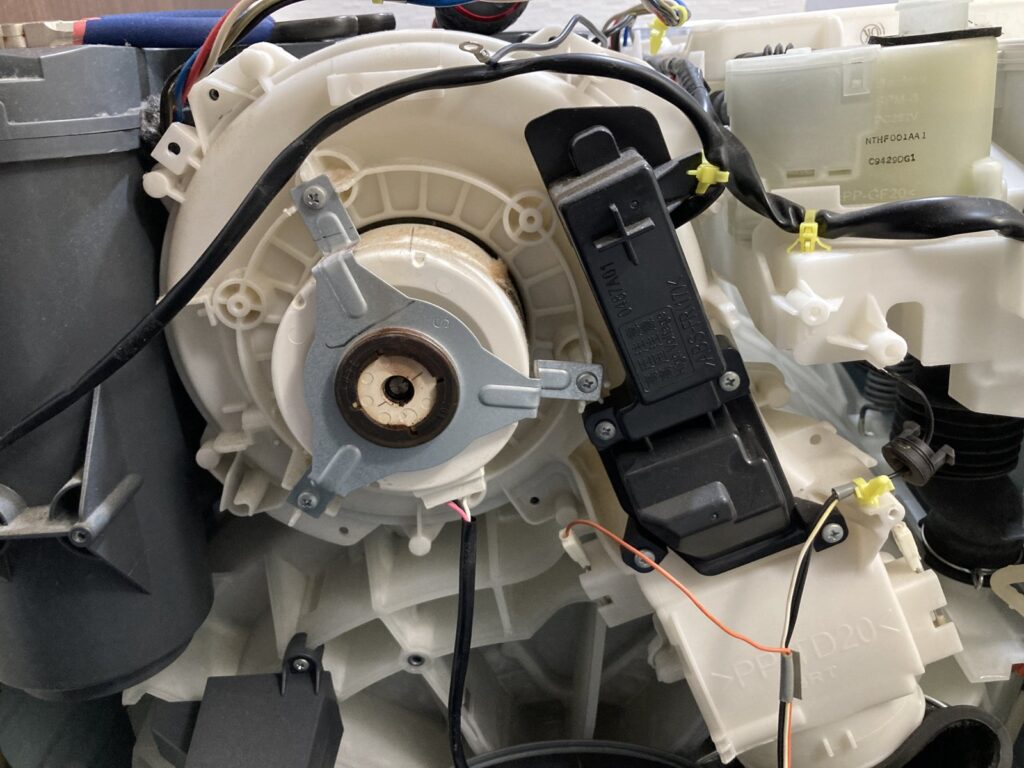 NA-VX9900Lの送風ファンの取り外し作業